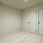扉の外はWICと廊下で回遊導線になる寝室。
