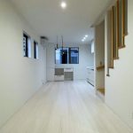 階段の壁は格子に。お部屋全体を広々と見せる工夫です。