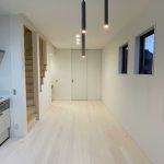 階段横の天井に埋め込み式の収納でロールスクリーンを設置しました。 冬は暖かい空気が上へ、夏は冷たい空気が下へ逃げるのを防ぎ、冷暖房の効率をアップさせます。