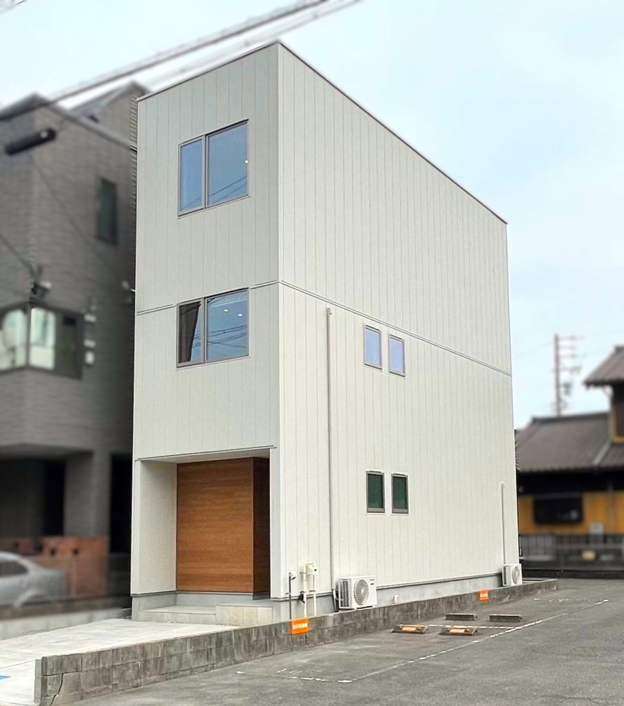 長方形の敷地を有効に活用した建物です。