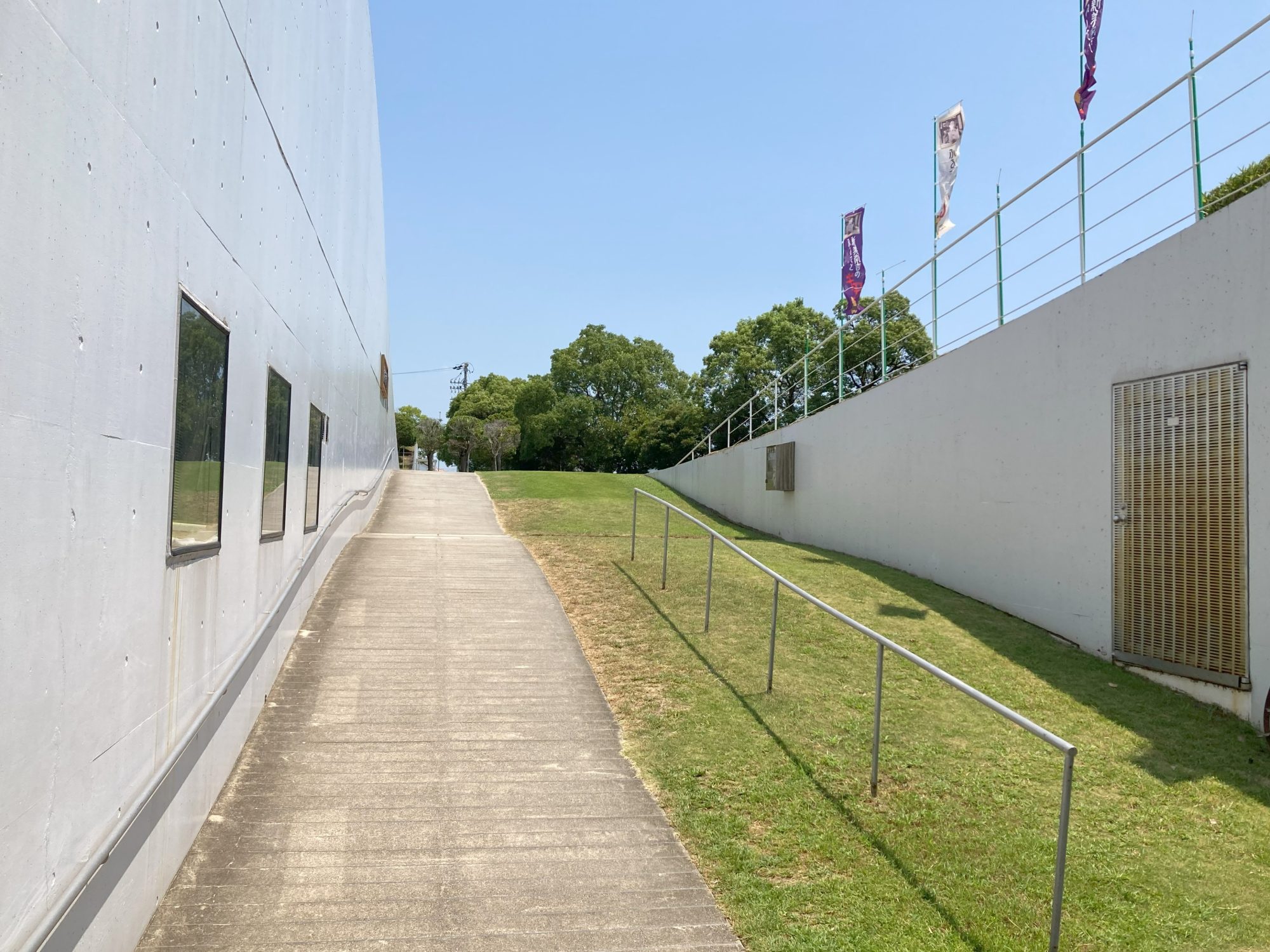 新美南吉記念館　入口前